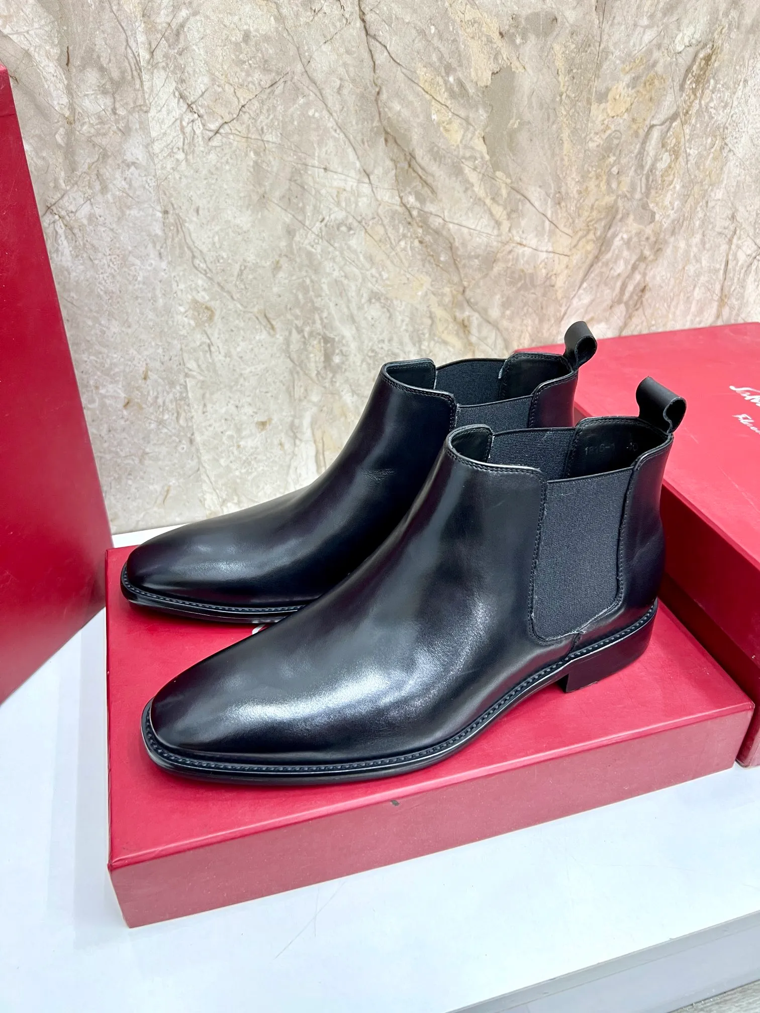 Original order quality: Men's shoes 💰700 Brand: Ferragamo (Ferragamo) One size larger: Men's size 38-44 (45 customized) Grade: Same style as the official website High-end men's shoes Material: Original cowhide, cowhide lining, original outsole Style category: Chelsea men's boots Fashion trend Color: Actual picture